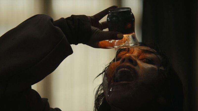 “A Morte do Demônio: Em Chamas” ganha trailer e promete terror ainda mais brutal