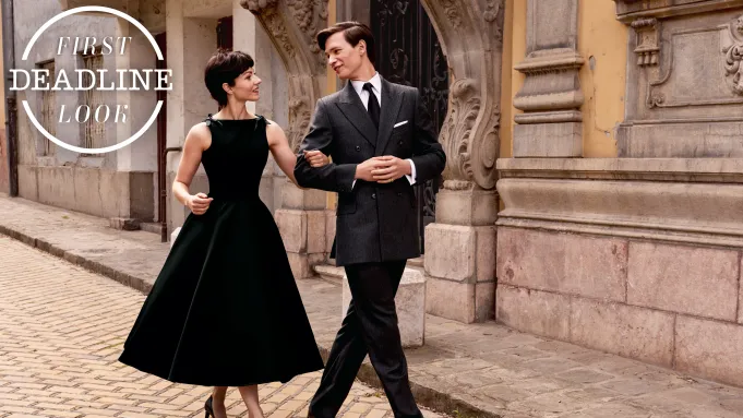 Dinner with Audrey ganha primeiras imagens e revela bastidores do encontro entre Hepburn e Givenchy