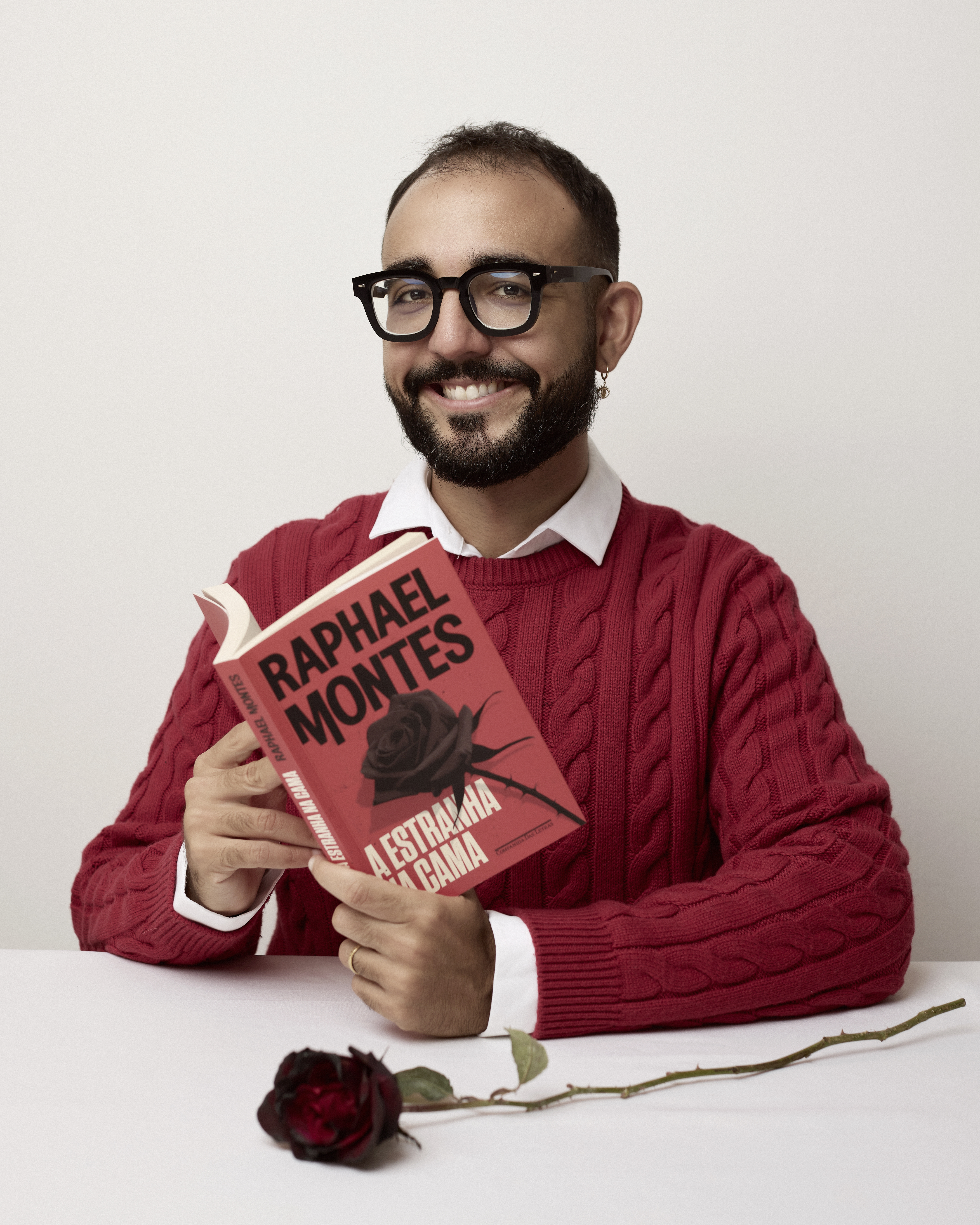 A Estranha na Cama | Novo thriller de Raphael Montes está em pré-venda