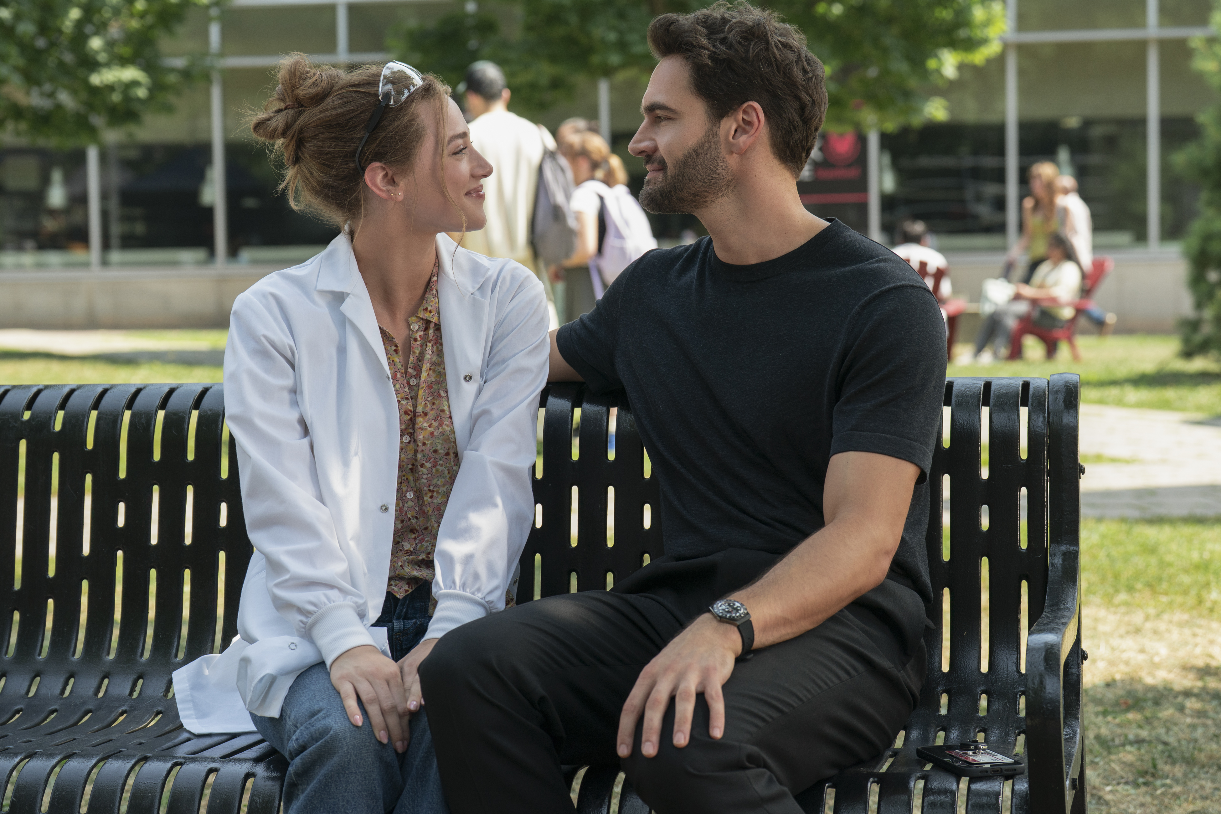 A Hipótese do Amor | O fenômeno literário que traz Lili Reinhart e Tom Bateman ao Brasil